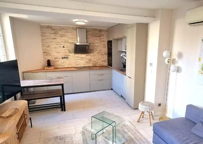 ! Magnifique Triplex Climatise Avec Sauna Coeur De ! *